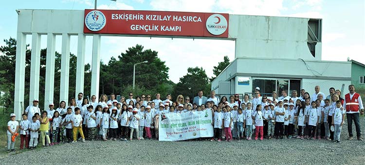 Kamp süresince, kampı Eskişehir Milli Eğitim Müdür Yardımcısı Ali Pehlivan, Şube Müdürü Ahmet Şen, Odunpazarı İlçe Milli Eğitim Müdürü Kürşad Önder Ceylan, İl Milli Eğitim Ar-Ge Birimi uzmanları Ebru Söğüt ile Kadir Kılıç, Orman Bölge Müdürlüğünden Dr. Nejat Çelik ve Türk Kızılayı Şube Başkanı Yüksel Girgin ziyaret ederek proje katılımcılarının heyecanlarına tanık oldular, mutluluklarını paylaştılar.