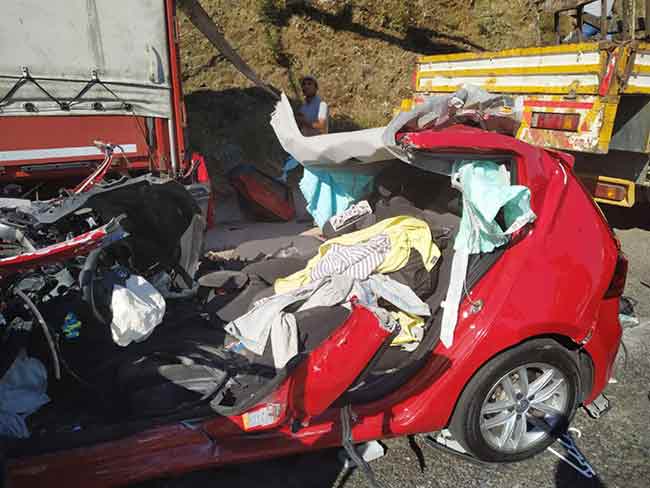 Muğla’da kamyon dorsesinin altına giren otomobilin tavan bölümü tamamen yok olurken, araçta bulunan iki kişi kazayı yaralı olarak atlattı. 