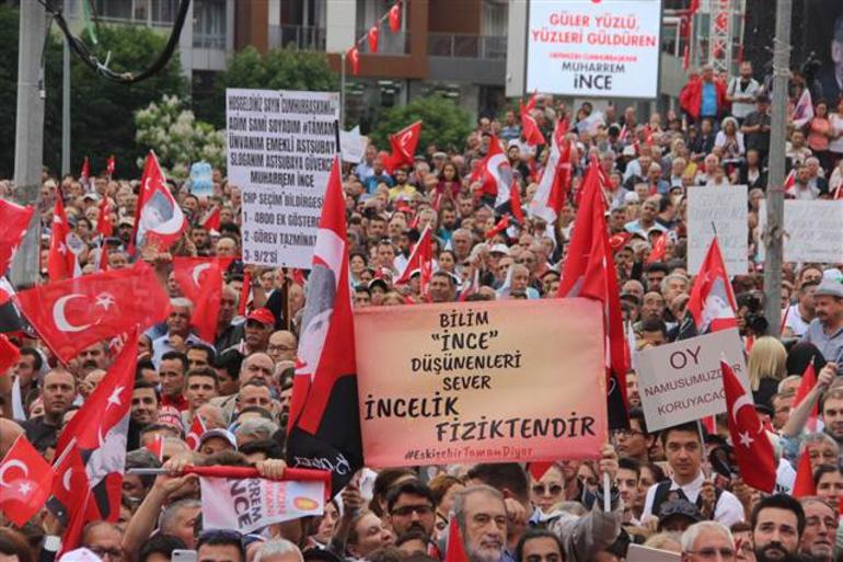 Cumhurbaşkanı Adayı Muharrem İnce Eskişehir'e geldi, büyük bir kalabalığa seslenirken "bu kadar miting yaptım, böylesini görmedim" diyerek söze başladı. İnce, "termik santrali seçilirsem yaptırmayacağım. Eskişehir'e tarifeli uçak seferi getireceğim. Eskişehir'i Gemlik'e tren yoluyla bağlayacağım" diye konuştu.