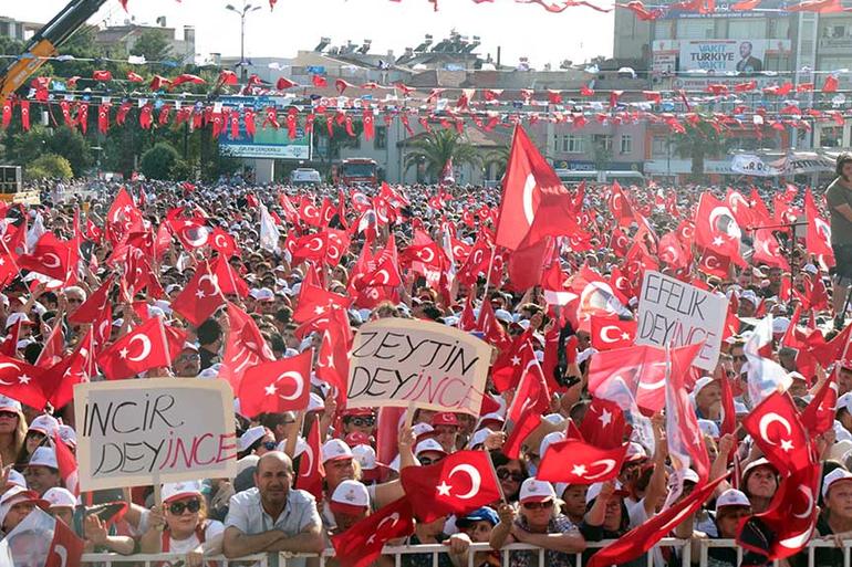 Cumhurbaşkanı Adayı Muharrem İnce Eskişehir'e geldi, büyük bir kalabalığa seslenirken "bu kadar miting yaptım, böylesini görmedim" diyerek söze başladı. İnce, "termik santrali seçilirsem yaptırmayacağım. Eskişehir'e tarifeli uçak seferi getireceğim. Eskişehir'i Gemlik'e tren yoluyla bağlayacağım" diye konuştu.