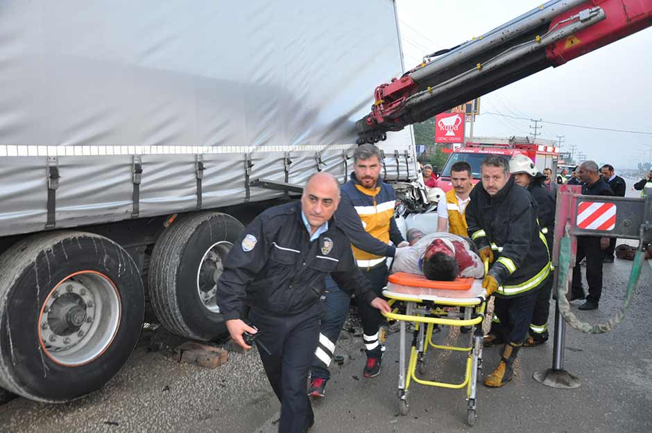 Bursa’nın İnegöl İlçesi’nde, park halindeki TIR’a arkadan çarpan otomobil hurdaya döndü. Kazada otomobili kullanan 27 yaşındaki Mustafa Özdoğru hava yastığı sayesinde yaralı kurtuldu.