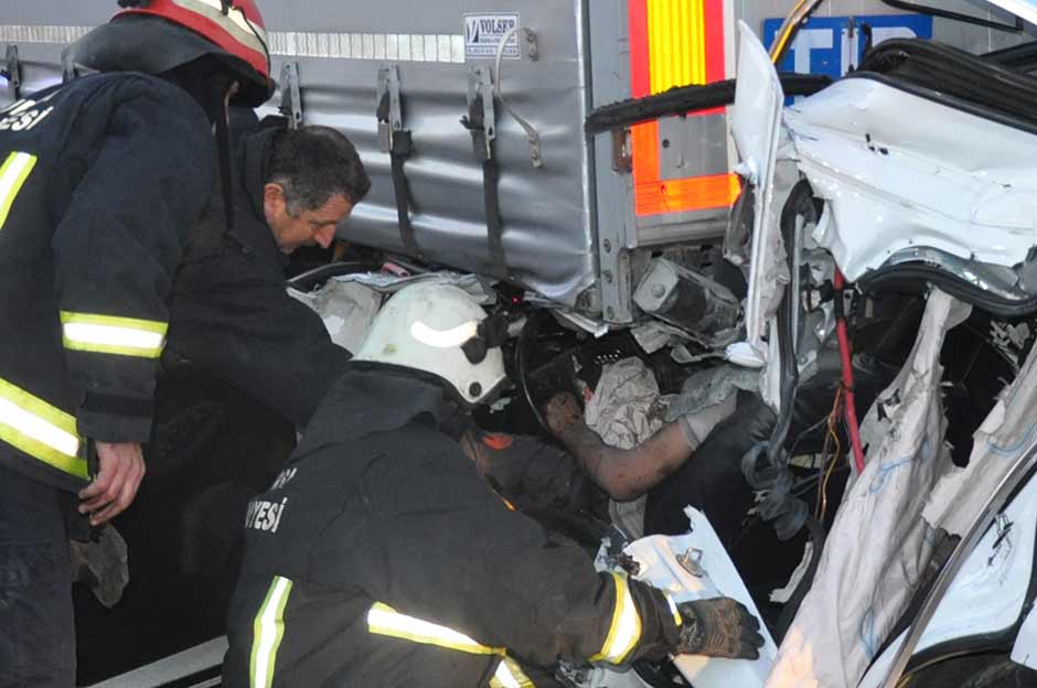 Bursa’nın İnegöl İlçesi’nde, park halindeki TIR’a arkadan çarpan otomobil hurdaya döndü. Kazada otomobili kullanan 27 yaşındaki Mustafa Özdoğru hava yastığı sayesinde yaralı kurtuldu.