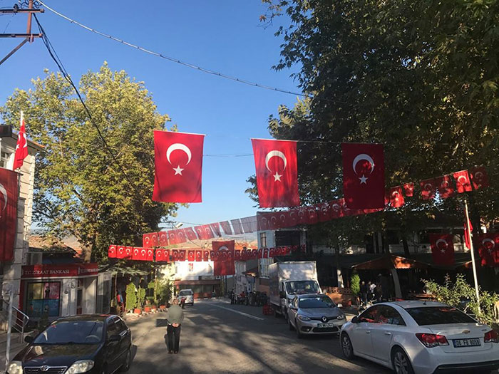 Bilecik'in İnhisar ilçesinde aklı dengesi yerinden olmayan bir şahıs tarafından yakılan 3 Türk bayrağı sonrası ilçe Türk Bayrakları ile donatıldı. Bayrakları yakılan 3 kahveci yerlerine yenilerini astılar. 