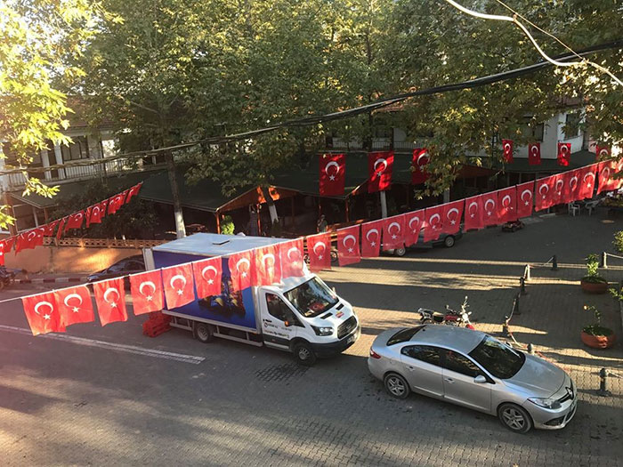 Bilecik'in İnhisar ilçesinde aklı dengesi yerinden olmayan bir şahıs tarafından yakılan 3 Türk bayrağı sonrası ilçe Türk Bayrakları ile donatıldı. Bayrakları yakılan 3 kahveci yerlerine yenilerini astılar. 