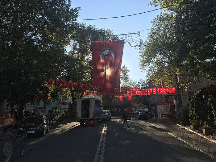 Bilecik'in İnhisar ilçesinde aklı dengesi yerinden olmayan bir şahıs tarafından yakılan 3 Türk bayrağı sonrası ilçe Türk Bayrakları ile donatıldı. Bayrakları yakılan 3 kahveci yerlerine yenilerini astılar. 