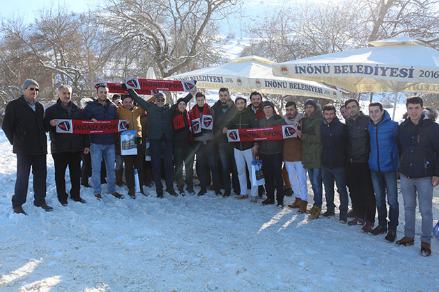 İnönü Belediyesi’nin gerçekleştirdiği 2. Kızak Şenliği yoğun ilgiyle karşılaşırken, Kaymakam Hasan Hüseyin Uzan ve Belediye Başkanı Kadir Bozkurt da katılımcılar arasında yer aldı.