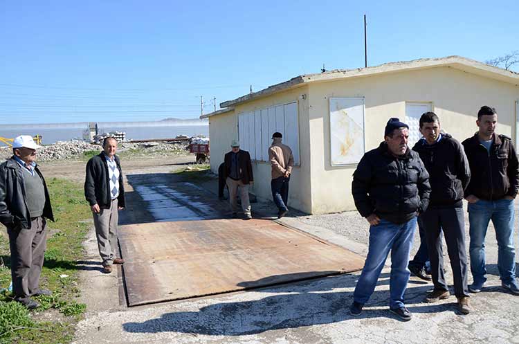 Eskişehir'in İnönü ilçesinde geçimini şeker pancarından karşılayan çiftçiler, ilçelerinde bulunan kantarın kaldırılmasına tepki göstermek için bir protesto eylemi düzenledi.