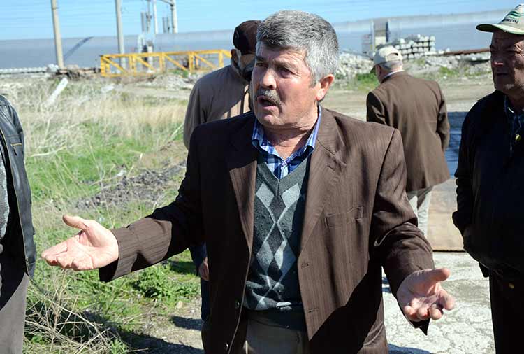 Eskişehir'in İnönü ilçesinde geçimini şeker pancarından karşılayan çiftçiler, ilçelerinde bulunan kantarın kaldırılmasına tepki göstermek için bir protesto eylemi düzenledi.