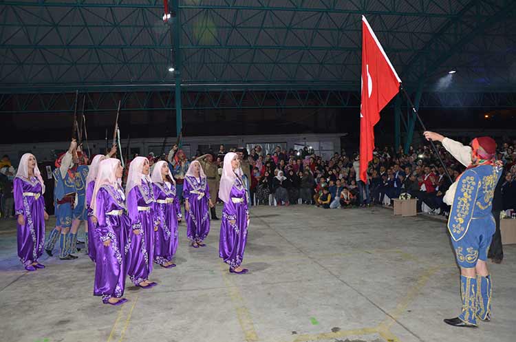 2. İnönü Zaferi'nin kutlamaları, Eskişehir'in İnönü ilçesinde devam ederken, akşam düzenlenen programda mehteran konseri ve halk oyunları ekibi görsel şölen sundu.