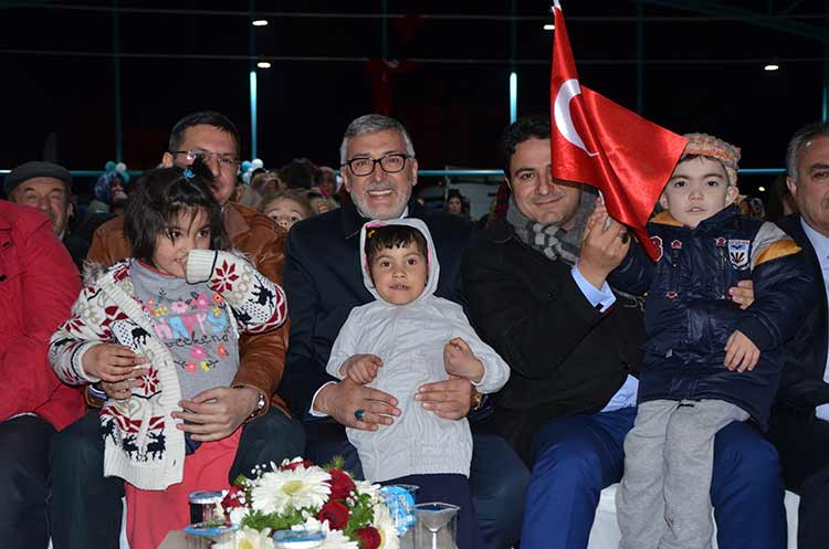 2. İnönü Zaferi'nin kutlamaları, Eskişehir'in İnönü ilçesinde devam ederken, akşam düzenlenen programda mehteran konseri ve halk oyunları ekibi görsel şölen sundu.