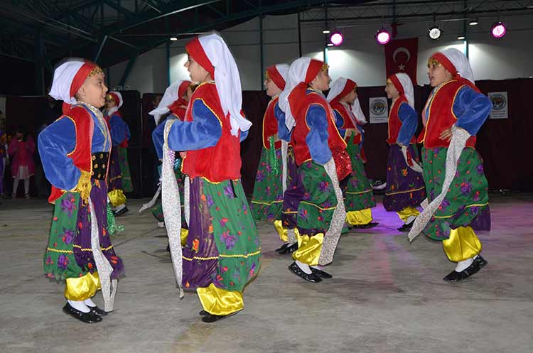 2. İnönü Zaferi'nin kutlamaları, Eskişehir'in İnönü ilçesinde devam ederken, akşam düzenlenen programda mehteran konseri ve halk oyunları ekibi görsel şölen sundu.