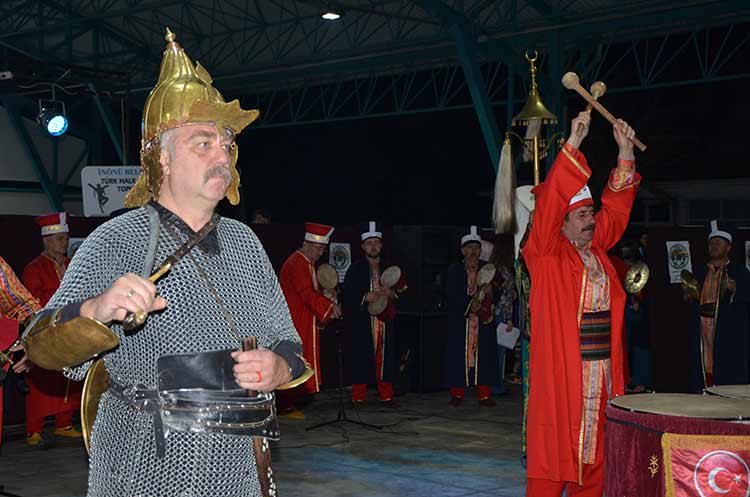 2. İnönü Zaferi'nin kutlamaları, Eskişehir'in İnönü ilçesinde devam ederken, akşam düzenlenen programda mehteran konseri ve halk oyunları ekibi görsel şölen sundu.