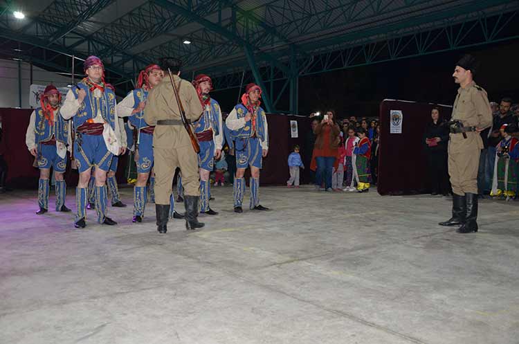 2. İnönü Zaferi'nin kutlamaları, Eskişehir'in İnönü ilçesinde devam ederken, akşam düzenlenen programda mehteran konseri ve halk oyunları ekibi görsel şölen sundu.