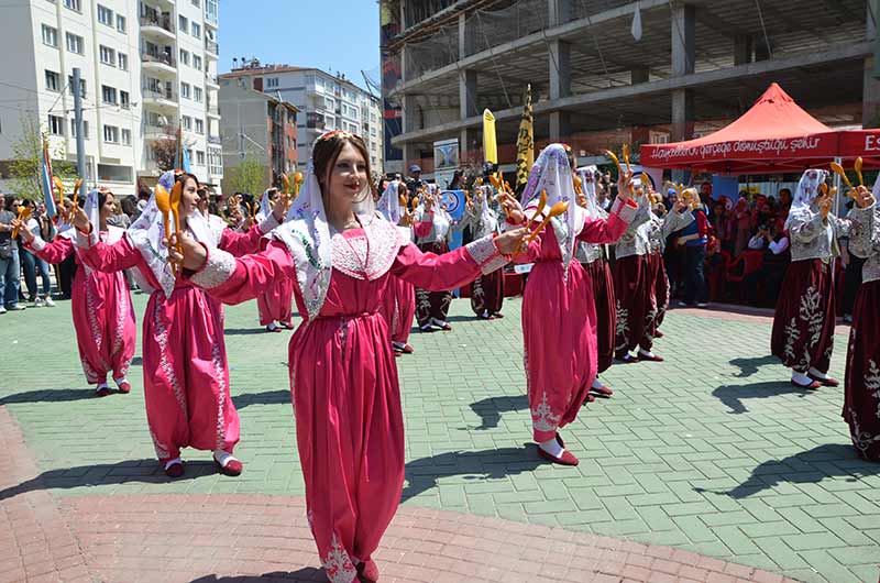 Eskişehir Liselerarası Tiyatro Şenliği kortej yürüyüşü dün gerçekleşti. Şenlikte konuşan Büyükşehir Belediye Başkanı Yılmaz Büyükerşen, “Eskişehir bir kültür ve sanat kentidir. Eskişehir bir sanat coşkusu ile insanların nefes aldığı, mutluluk duyduğu, yüzlerinin güldüğü bir kent haline geldi. Sizlerin katkısı bunda çok büyüktür” dedi.