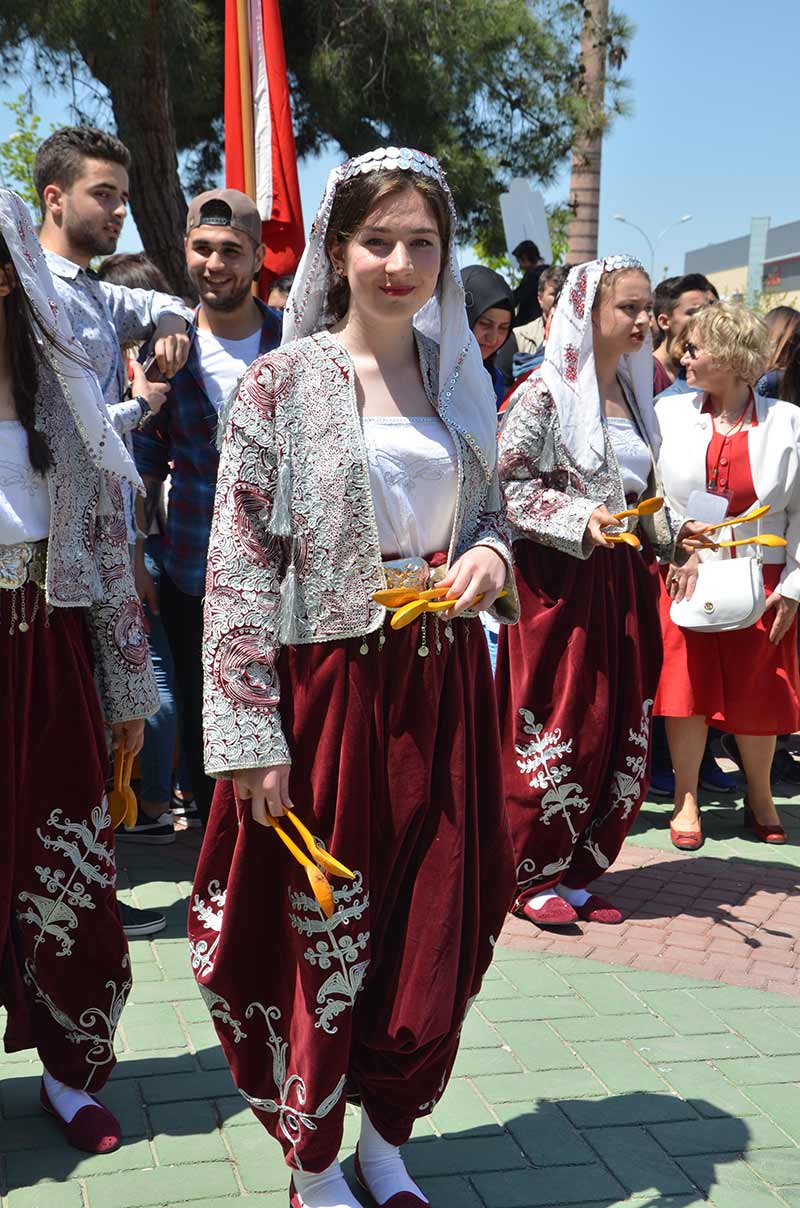 Eskişehir Liselerarası Tiyatro Şenliği kortej yürüyüşü dün gerçekleşti. Şenlikte konuşan Büyükşehir Belediye Başkanı Yılmaz Büyükerşen, “Eskişehir bir kültür ve sanat kentidir. Eskişehir bir sanat coşkusu ile insanların nefes aldığı, mutluluk duyduğu, yüzlerinin güldüğü bir kent haline geldi. Sizlerin katkısı bunda çok büyüktür” dedi.