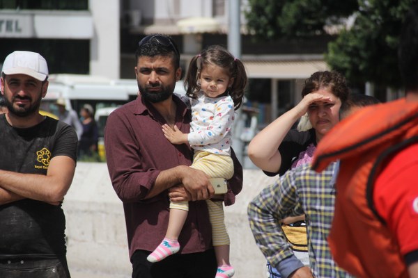 Adana'da bunalıma giren bir çocuk, tarihi Taşköprü'den Seyhan Nehri'ne atladı. Nehirde balık avlayan iki kişi çocuğu sandalla kurtarırken, çevredeki vatandaşlar da bu anları cep telefonlarıyla görüntülemek ve izlemek için birbiriyle yarıştı.  Köprüden geçen bazı vatandaşların ise çocuğa "atla" diye bağırması herkesi hayrete düşürdü.