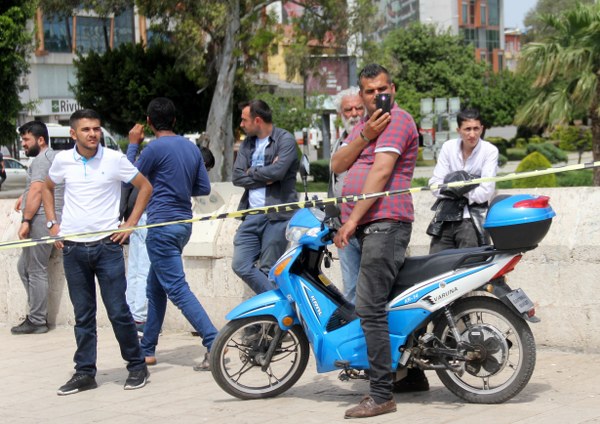 Adana'da bunalıma giren bir çocuk, tarihi Taşköprü'den Seyhan Nehri'ne atladı. Nehirde balık avlayan iki kişi çocuğu sandalla kurtarırken, çevredeki vatandaşlar da bu anları cep telefonlarıyla görüntülemek ve izlemek için birbiriyle yarıştı.  Köprüden geçen bazı vatandaşların ise çocuğa "atla" diye bağırması herkesi hayrete düşürdü.