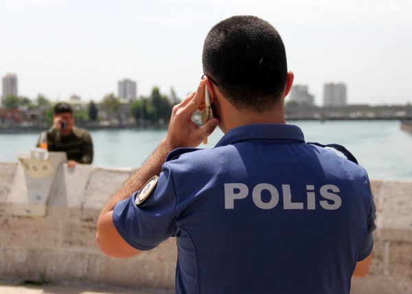 Adana'da bunalıma giren bir çocuk, tarihi Taşköprü'den Seyhan Nehri'ne atladı. Nehirde balık avlayan iki kişi çocuğu sandalla kurtarırken, çevredeki vatandaşlar da bu anları cep telefonlarıyla görüntülemek ve izlemek için birbiriyle yarıştı.  Köprüden geçen bazı vatandaşların ise çocuğa "atla" diye bağırması herkesi hayrete düşürdü.