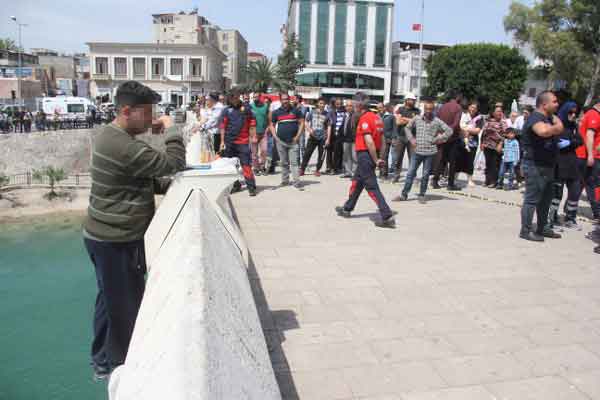 Adana'da bunalıma giren bir çocuk, tarihi Taşköprü'den Seyhan Nehri'ne atladı. Nehirde balık avlayan iki kişi çocuğu sandalla kurtarırken, çevredeki vatandaşlar da bu anları cep telefonlarıyla görüntülemek ve izlemek için birbiriyle yarıştı.  Köprüden geçen bazı vatandaşların ise çocuğa "atla" diye bağırması herkesi hayrete düşürdü.