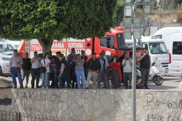 Adana'da bunalıma giren bir çocuk, tarihi Taşköprü'den Seyhan Nehri'ne atladı. Nehirde balık avlayan iki kişi çocuğu sandalla kurtarırken, çevredeki vatandaşlar da bu anları cep telefonlarıyla görüntülemek ve izlemek için birbiriyle yarıştı.  Köprüden geçen bazı vatandaşların ise çocuğa "atla" diye bağırması herkesi hayrete düşürdü.