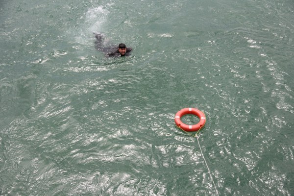 Adana'da bunalıma giren bir çocuk, tarihi Taşköprü'den Seyhan Nehri'ne atladı. Nehirde balık avlayan iki kişi çocuğu sandalla kurtarırken, çevredeki vatandaşlar da bu anları cep telefonlarıyla görüntülemek ve izlemek için birbiriyle yarıştı.  Köprüden geçen bazı vatandaşların ise çocuğa "atla" diye bağırması herkesi hayrete düşürdü.