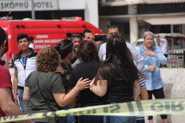 Adana'da bunalıma giren bir çocuk, tarihi Taşköprü'den Seyhan Nehri'ne atladı. Nehirde balık avlayan iki kişi çocuğu sandalla kurtarırken, çevredeki vatandaşlar da bu anları cep telefonlarıyla görüntülemek ve izlemek için birbiriyle yarıştı.  Köprüden geçen bazı vatandaşların ise çocuğa "atla" diye bağırması herkesi hayrete düşürdü.