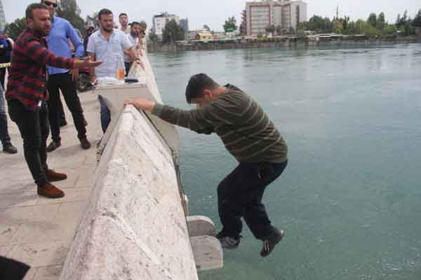 Adana'da bunalıma giren bir çocuk, tarihi Taşköprü'den Seyhan Nehri'ne atladı. Nehirde balık avlayan iki kişi çocuğu sandalla kurtarırken, çevredeki vatandaşlar da bu anları cep telefonlarıyla görüntülemek ve izlemek için birbiriyle yarıştı.  Köprüden geçen bazı vatandaşların ise çocuğa "atla" diye bağırması herkesi hayrete düşürdü.