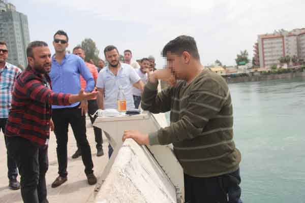 Adana'da bunalıma giren bir çocuk, tarihi Taşköprü'den Seyhan Nehri'ne atladı. Nehirde balık avlayan iki kişi çocuğu sandalla kurtarırken, çevredeki vatandaşlar da bu anları cep telefonlarıyla görüntülemek ve izlemek için birbiriyle yarıştı.  Köprüden geçen bazı vatandaşların ise çocuğa "atla" diye bağırması herkesi hayrete düşürdü.