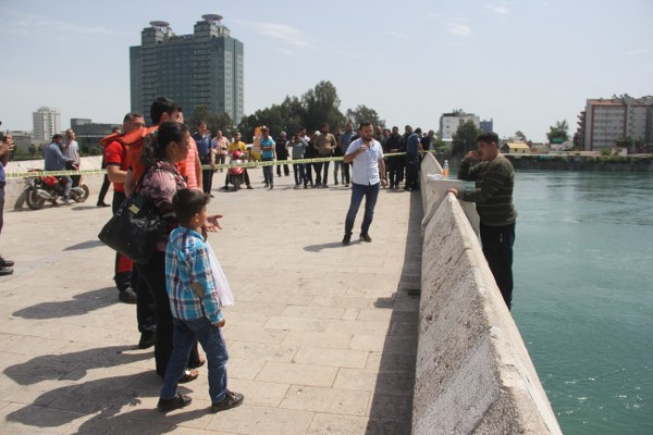 Adana'da bunalıma giren bir çocuk, tarihi Taşköprü'den Seyhan Nehri'ne atladı. Nehirde balık avlayan iki kişi çocuğu sandalla kurtarırken, çevredeki vatandaşlar da bu anları cep telefonlarıyla görüntülemek ve izlemek için birbiriyle yarıştı.  Köprüden geçen bazı vatandaşların ise çocuğa "atla" diye bağırması herkesi hayrete düşürdü.