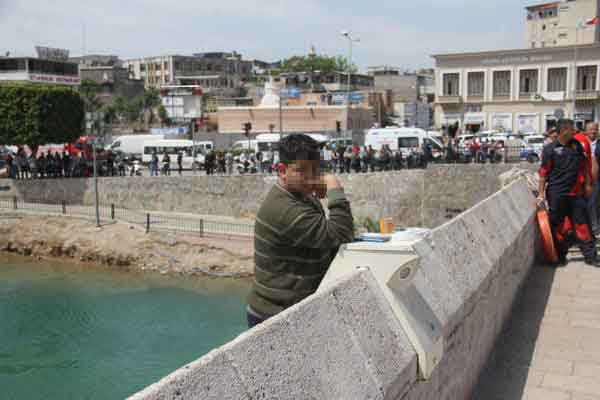 Adana'da bunalıma giren bir çocuk, tarihi Taşköprü'den Seyhan Nehri'ne atladı. Nehirde balık avlayan iki kişi çocuğu sandalla kurtarırken, çevredeki vatandaşlar da bu anları cep telefonlarıyla görüntülemek ve izlemek için birbiriyle yarıştı.  Köprüden geçen bazı vatandaşların ise çocuğa "atla" diye bağırması herkesi hayrete düşürdü.