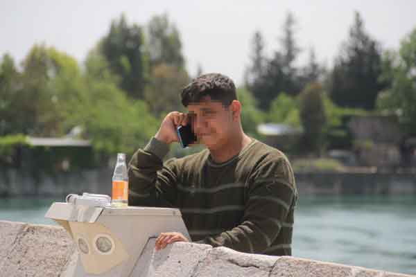 Adana'da bunalıma giren bir çocuk, tarihi Taşköprü'den Seyhan Nehri'ne atladı. Nehirde balık avlayan iki kişi çocuğu sandalla kurtarırken, çevredeki vatandaşlar da bu anları cep telefonlarıyla görüntülemek ve izlemek için birbiriyle yarıştı.  Köprüden geçen bazı vatandaşların ise çocuğa "atla" diye bağırması herkesi hayrete düşürdü.