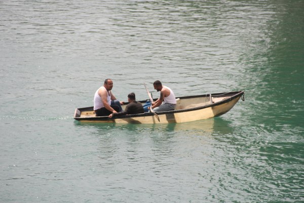 Adana'da bunalıma giren bir çocuk, tarihi Taşköprü'den Seyhan Nehri'ne atladı. Nehirde balık avlayan iki kişi çocuğu sandalla kurtarırken, çevredeki vatandaşlar da bu anları cep telefonlarıyla görüntülemek ve izlemek için birbiriyle yarıştı.  Köprüden geçen bazı vatandaşların ise çocuğa "atla" diye bağırması herkesi hayrete düşürdü.