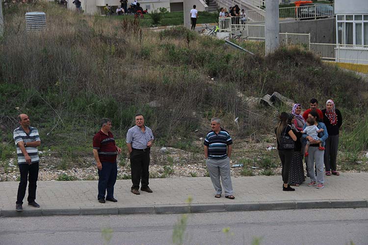 Eskişehir’de psikolojik sorunları olduğu iddia edilen bir kadın inşaat halindeki 4 katlı binaya çıkarak atlamak istedi. Yaşanan olayı bazı vatandaşlar cep telefonuyla görüntülerken, bazıları yol kenarında çekirdek çitleyerek, bazıları ise adeta film izler gibi seyretti. 