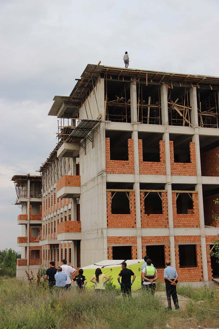 Eskişehir’de psikolojik sorunları olduğu iddia edilen bir kadın inşaat halindeki 4 katlı binaya çıkarak atlamak istedi. Yaşanan olayı bazı vatandaşlar cep telefonuyla görüntülerken, bazıları yol kenarında çekirdek çitleyerek, bazıları ise adeta film izler gibi seyretti. 