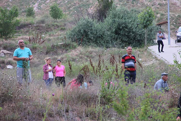 Eskişehir’de psikolojik sorunları olduğu iddia edilen bir kadın inşaat halindeki 4 katlı binaya çıkarak atlamak istedi. Yaşanan olayı bazı vatandaşlar cep telefonuyla görüntülerken, bazıları yol kenarında çekirdek çitleyerek, bazıları ise adeta film izler gibi seyretti. 