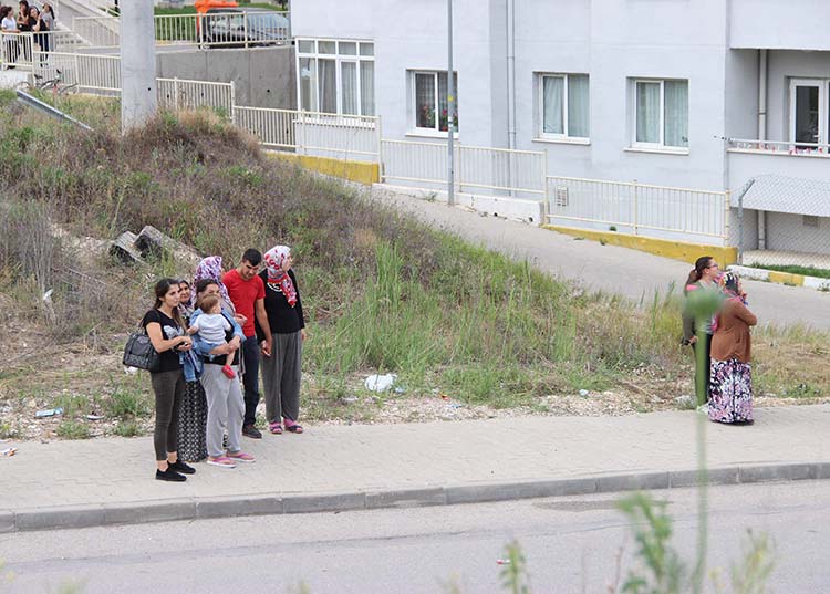 Eskişehir’de psikolojik sorunları olduğu iddia edilen bir kadın inşaat halindeki 4 katlı binaya çıkarak atlamak istedi. Yaşanan olayı bazı vatandaşlar cep telefonuyla görüntülerken, bazıları yol kenarında çekirdek çitleyerek, bazıları ise adeta film izler gibi seyretti. 