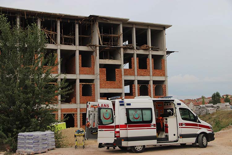 Eskişehir’de psikolojik sorunları olduğu iddia edilen bir kadın inşaat halindeki 4 katlı binaya çıkarak atlamak istedi. Yaşanan olayı bazı vatandaşlar cep telefonuyla görüntülerken, bazıları yol kenarında çekirdek çitleyerek, bazıları ise adeta film izler gibi seyretti. 