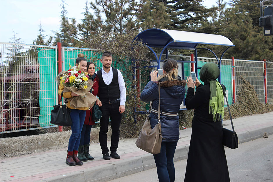 Eskişehir'de bir fabrikada çalışan Fatih Şentarla, kendisi gibi işçi emekçisi olan sevgilisine, işçi servisinin önünü keserek evlenme teklifinde bulundu. 