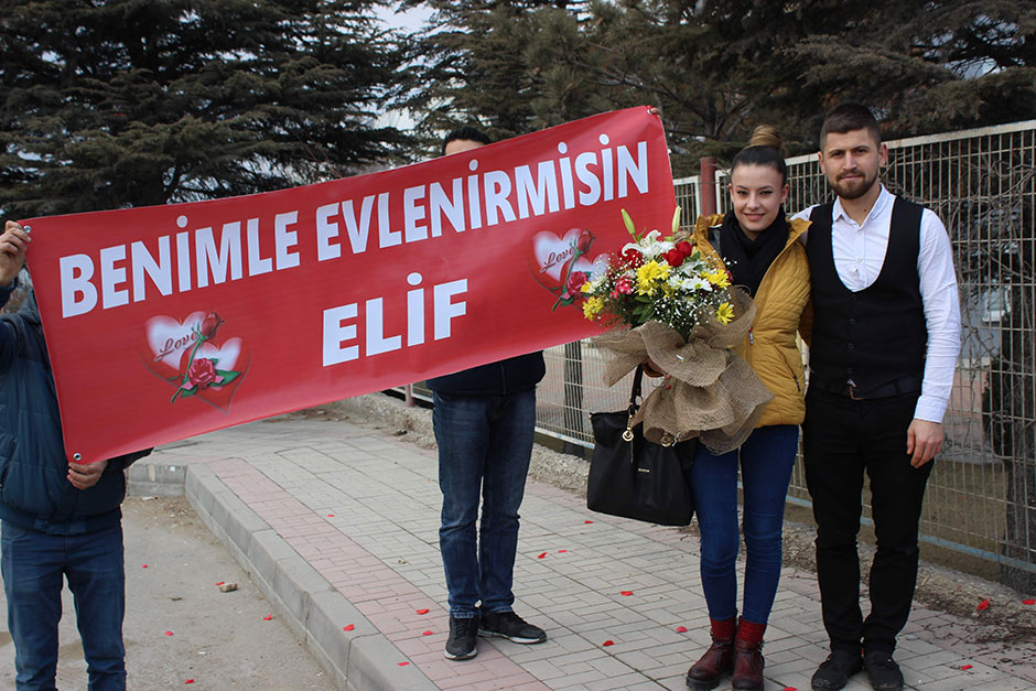 Eskişehir'de bir fabrikada çalışan Fatih Şentarla, kendisi gibi işçi emekçisi olan sevgilisine, işçi servisinin önünü keserek evlenme teklifinde bulundu. 