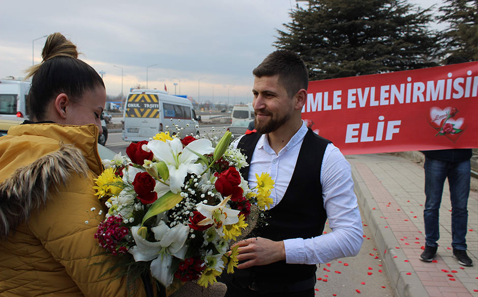 Eskişehir'de bir fabrikada çalışan Fatih Şentarla, kendisi gibi işçi emekçisi olan sevgilisine, işçi servisinin önünü keserek evlenme teklifinde bulundu. 