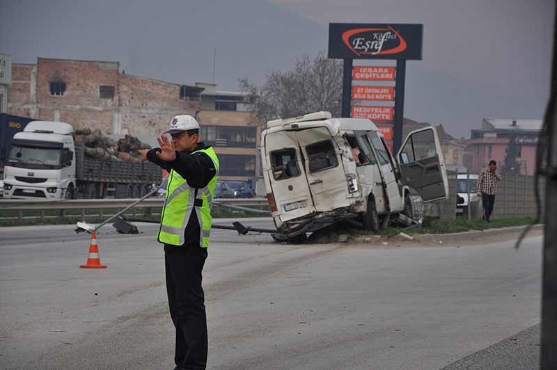 Bursa’nın İnegöl ilçesinde Tır’ın çarptığı servis minibüsünde 15 işçi yaralandı. Kazada can pazarı yaşandı.