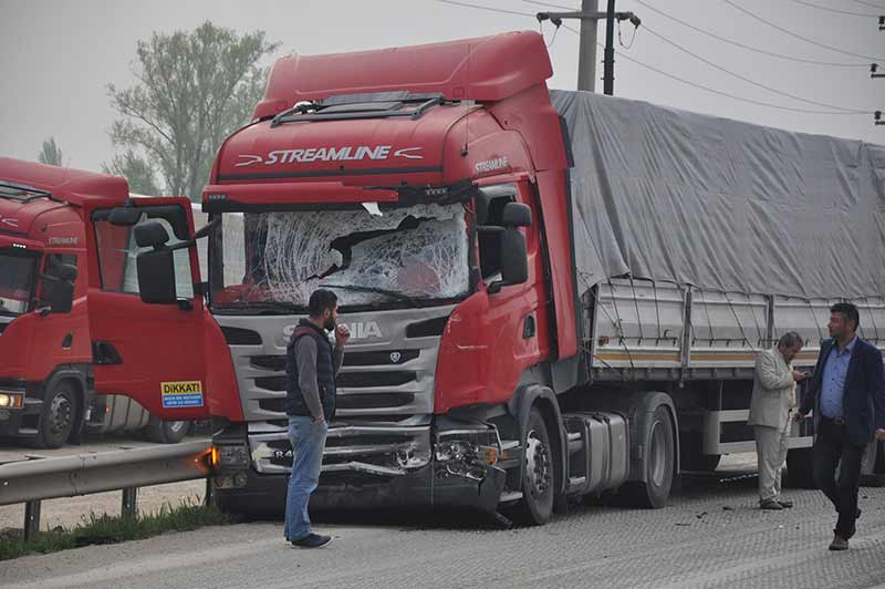 Bursa’nın İnegöl ilçesinde Tır’ın çarptığı servis minibüsünde 15 işçi yaralandı. Kazada can pazarı yaşandı.