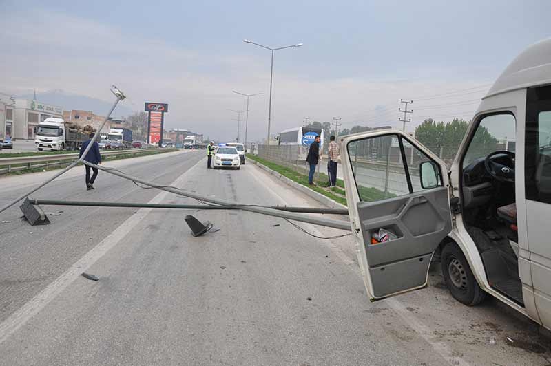 Bursa’nın İnegöl ilçesinde Tır’ın çarptığı servis minibüsünde 15 işçi yaralandı. Kazada can pazarı yaşandı.