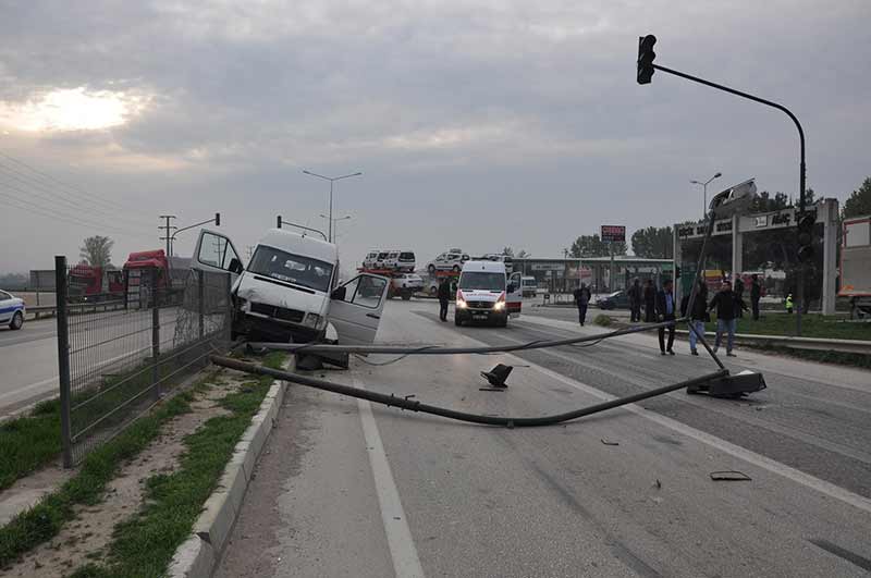 Bursa’nın İnegöl ilçesinde Tır’ın çarptığı servis minibüsünde 15 işçi yaralandı. Kazada can pazarı yaşandı.