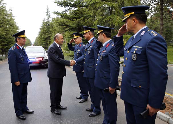 Milli Savunma Bakanı Fikri Işık, Hava Harp Okuluna ara sınıflardan girmek için yoğun talep olduğunu belirterek, "İkinci sınıflarda 250 kişi alacağız, yaklaşık bin 250 kişilik bir müracaat oldu. Üçüncü sınıflarda da yüz kişi alacağız, burada da bin 100'ün üzerinde müracaat oldu. Bunlar sevindirici rakamlar" dedi.