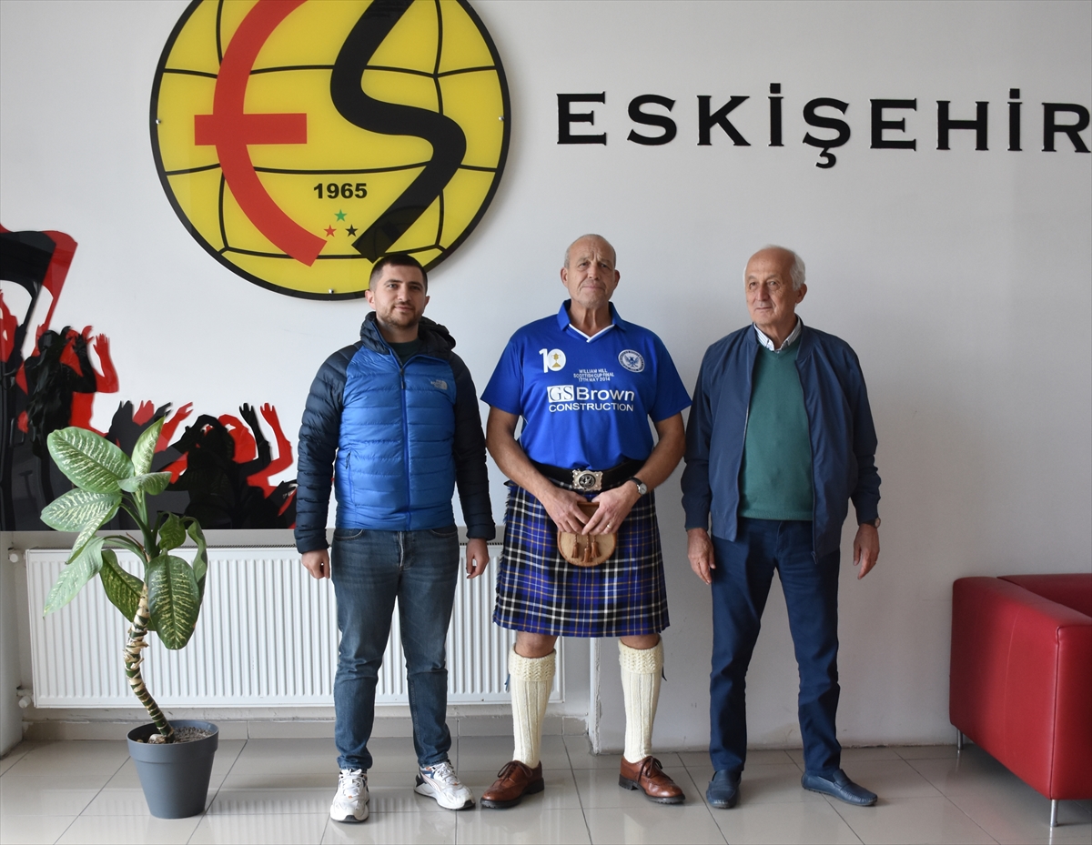 İskoçya Premier Lig ekiplerinden St. Johnstone taraftarı Ricky Marshall, kulübünün kardeş takımı Eskişehirspor'un yarın Osmanlı 1453 Spor Kulübü ile oynayacağı karşılaşmayı izlemek üzere Eskişehir'e seyahat etti.

2012 yılında Avrupa Ligi 2'nci Ön Eleme aşamasında oynanan Eskişehirspor-St. Johnstone maçından bu yana kardeş olan iki takım, 12 yıldır birbirlerine destek vermeye devam ediyor. Perth şehrinde yaşayan 62 yaşındaki Marshall, İstanbul'dan Yüksek Hızlı Tren ile Eskişehir'e ulaştı.

Vali Hanefi Demirkol Tesisleri'ni ziyaret eden Marshall, burada Teknik Asbaşkan Safa Üstünbaş ve takım kaptanı Rasim Mutlu ile bir araya geldi. Marshall, gazetecilere yaptığı açıklamada, Eskişehirspor ile olan kardeşlik bağlarının güçlendiğini belirtti. "İnternetten Eskişehirspor taraftarlarıyla yazışmalarım oluyor. Eskişehir'de yıllardır tanıdığım dostlarım var. Geldiğimde onlarla birlikte olma şansı buluyorum," dedi.

Marshall, İskoçlar ile Türklerin mücadeleci olduğunu ve takımlarının başarısı için ellerinden gelen çabayı gösterdiklerini vurguladı. Eskişehir'e en son 2 yıl önce geldiğini hatırlatan Marshall, gelecekteki ziyaretlerini tekrarlamak istediğini ifade etti.

Eskişehirspor ile Osmanlı 1453 Spor Kulübü arasındaki karşılaşma, yarın saat 19.00'da Eskişehir Yeni Stadyumu'nda gerçekleştirilecek.





