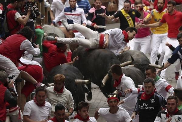 Katılımcıların beyaz pantolon, tişört ve spor ayakkabı giyinmesi gereken festival kapsamında katılımcıların boyunlarına da San Fermin’in sembolü kırmızı fular bağlaması gerekiyor.