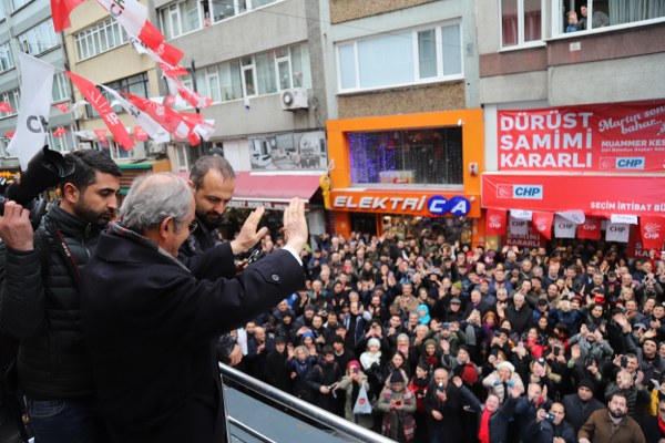 Eskişehir Büyükşehir Belediye Başkanı Yılmaz Büyükerşen, İstanbul Büyükşehir Belediyesi Başkan Adayı Ekrem İmamoğlu ve Şişli Belediye Bakan Adayı Muammer Keskin ile Şişli seçim iletişim merkezi açılışında bir araya geldi. İstanbullular Büyükerşen'e büyük ilgi gösterdi.