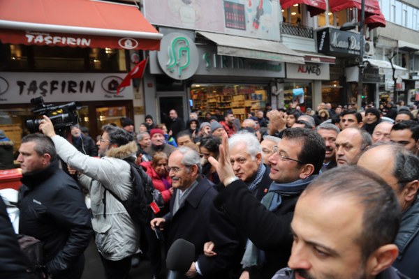 Eskişehir Büyükşehir Belediye Başkanı Yılmaz Büyükerşen, İstanbul Büyükşehir Belediyesi Başkan Adayı Ekrem İmamoğlu ve Şişli Belediye Bakan Adayı Muammer Keskin ile Şişli seçim iletişim merkezi açılışında bir araya geldi. İstanbullular Büyükerşen'e büyük ilgi gösterdi.