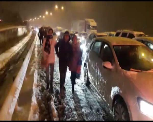 Meteorolojinin uyarılarının ardından İstanbul'da yoğun kar yağışı başladı. Cuma iş çıkışı çok sayıda vatandaş yollarda kaldı. Yağışların çarşamba gününe kadar aralıklarla devam etmesi bekleniyor.